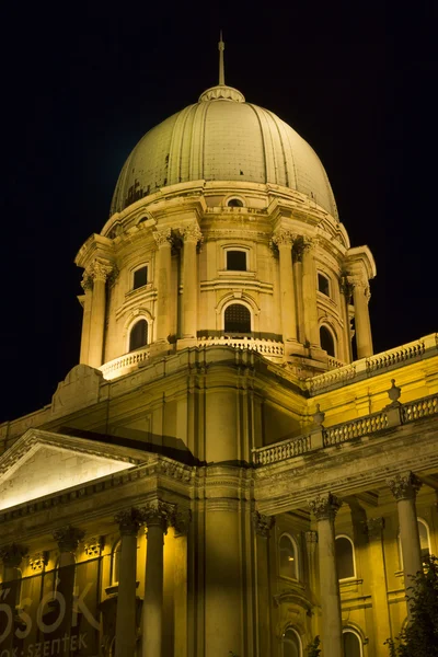 Kraliyet Sarayı kubbe, gece, Budapeşte — Stok fotoğraf