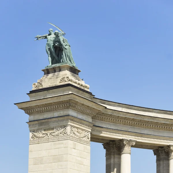 英雄广场，布达佩斯的雕像 — 图库照片