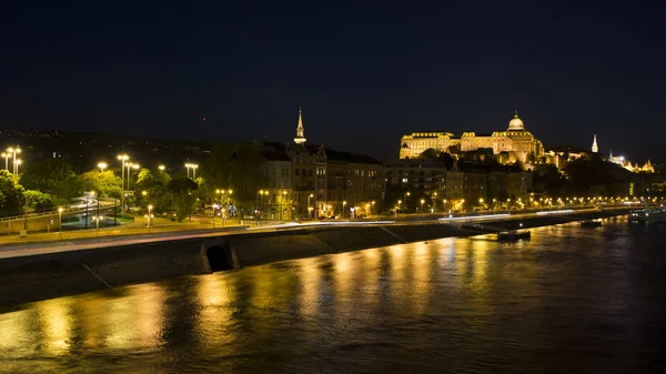高貴な宮殿、夜のブダペスト — ストック写真