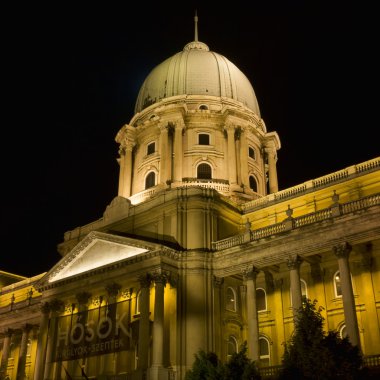 Kraliyet Sarayı kubbe, gece, Budapeşte