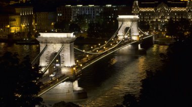 Budapeşte zincir köprü gece görünümü