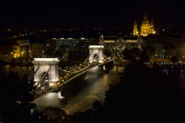 Budapeşte zincir köprü gece görünümü