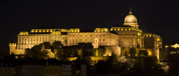 皇家宫殿，在晚上布达佩斯 — 图库照片