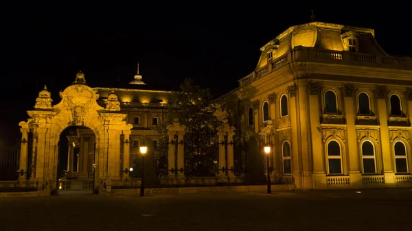 ブダペスト王宮に華やかなアーチ型のゲートウェイ — ストック写真