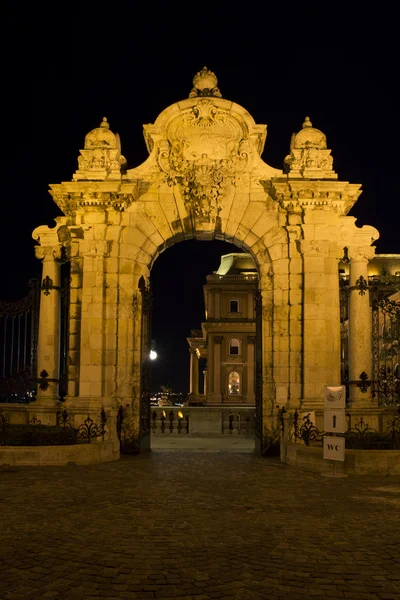 Budapest, porte voûtée ornée du Palais Royal — Photo