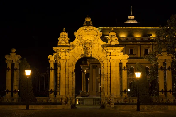 Budapest, porte voûtée ornée du Palais Royal — Photo