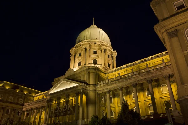 Kopuła Pałac Królewski w nocy, Budapeszt — Zdjęcie stockowe
