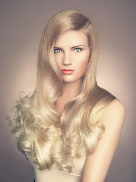Senhora bonita com cabelo magnífico — Fotografia de Stock