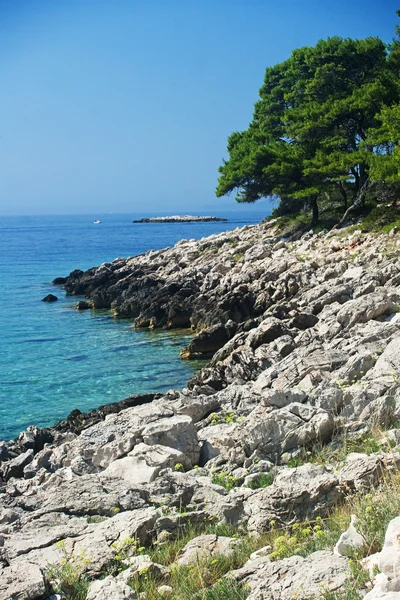 Magische rotsachtige zee landschap in pritzba, Kroatië — Stockfoto