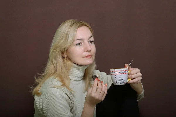 Giovani donne con mattina cofee cup.bad condizione della pelle — Foto Stock