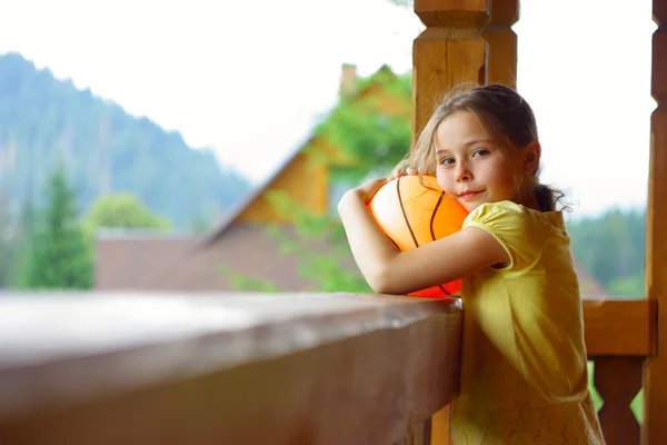 Malá holčička v dřevěném domě — Stock fotografie