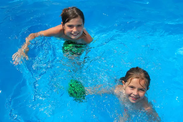 Two little girls playing in the bassin — Stock Photo, Image