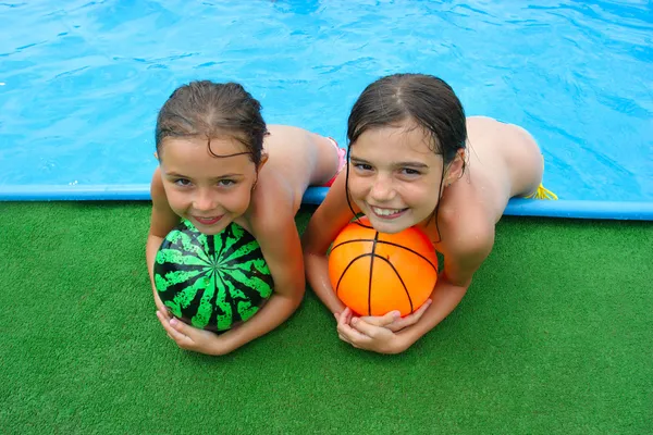 Dvě malé holčičky hrají v bassin — Stock fotografie