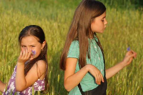 Twee jonge meisjes spelen buiten — Stockfoto