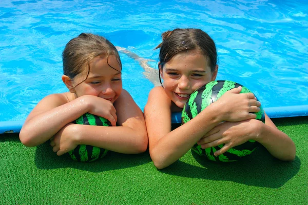 Dvě malé holčičky hrají v bassin — Stock fotografie