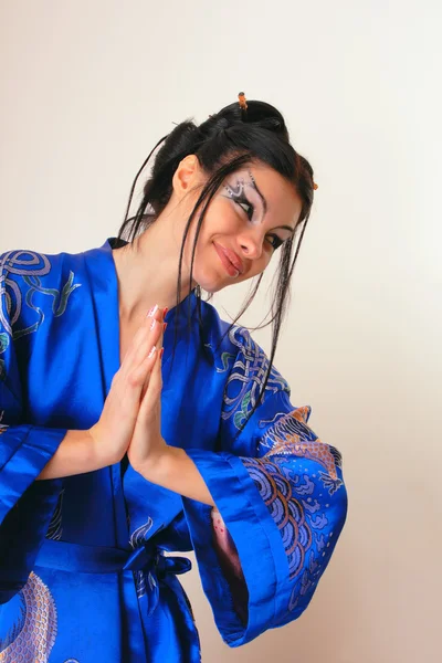 Chica en azul asiático albornoz con dragones —  Fotos de Stock