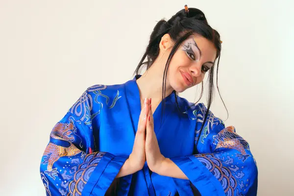 Chica en azul asiático albornoz con dragones —  Fotos de Stock
