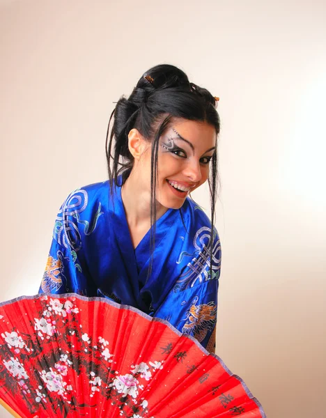 Mädchen im blauen asiatischen Bademantel mit Drachen — Stockfoto