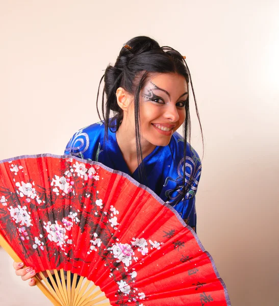 Menina em azul asiático roupão de banho com dragões — Fotografia de Stock