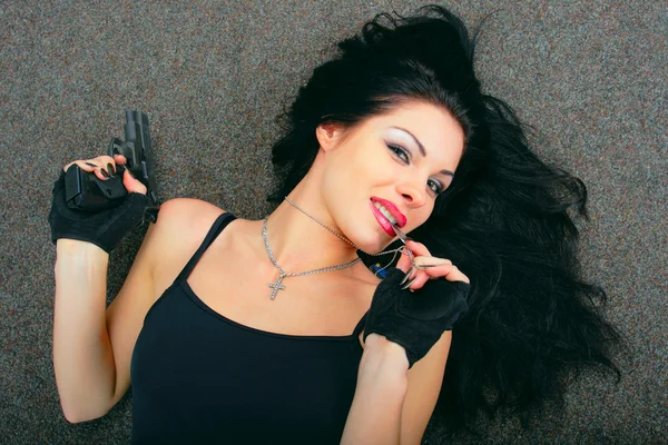 Привлекательная девушка с пистолетом — стоковое фото