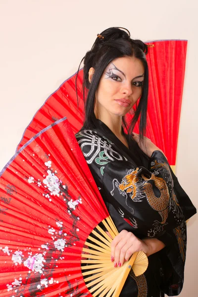 Chica con rojo asiático ventilador — Foto de Stock