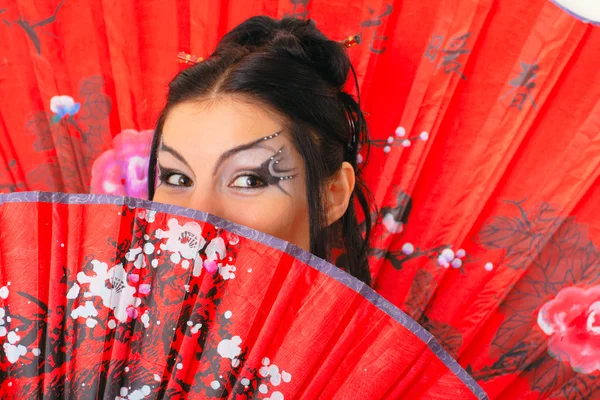 Dívka s červenými asijské ventilátor — Stock fotografie