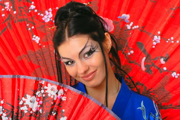 Chica con rojo asiático ventilador — Foto de Stock