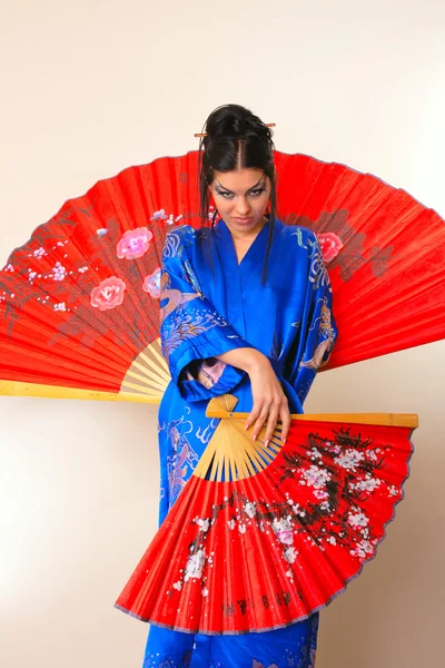 Meisje met rode Aziatische ventilator — Stockfoto