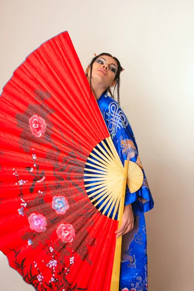 Dziewczyna z wentylatorem azjatycki czerwony — Zdjęcie stockowe