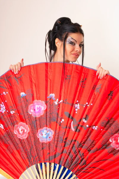 Kırmızı Asya fan ile kız — Stok fotoğraf