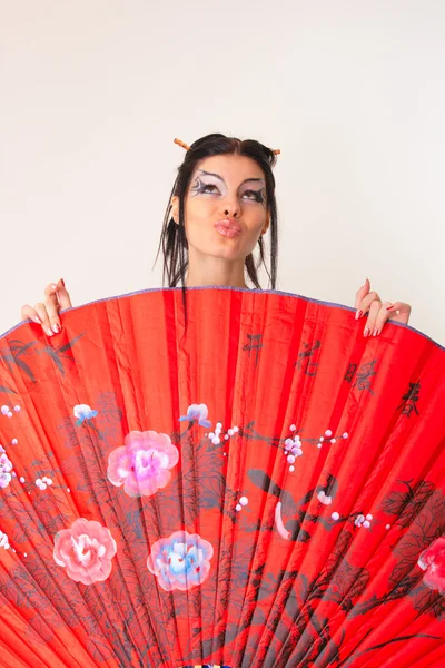 Девушка с красным азиатским веером — стоковое фото