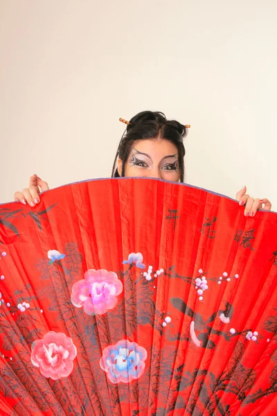 Flicka med röd asiatiska fläkt — Stockfoto