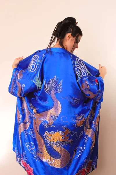 Fille en bleu asiatique peignoir avec des dragons — Photo