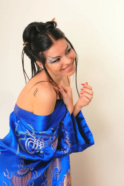 Dívka v modrém asijské županu s draky — Stock fotografie