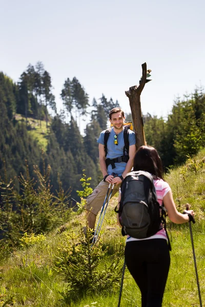 カップルのハイキング — ストック写真