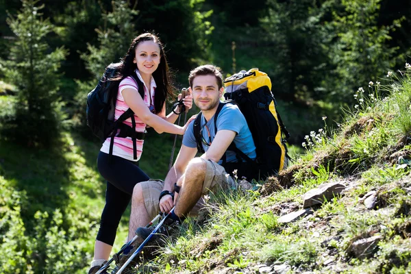 Escursionismo coppia — Foto Stock