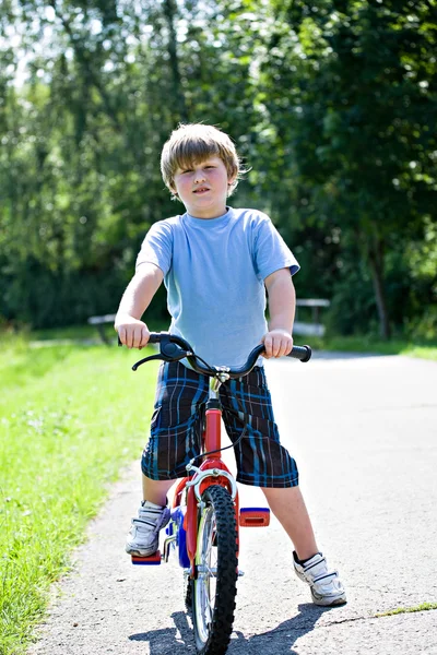 Ragazzo con una bicicletta — Foto Stock
