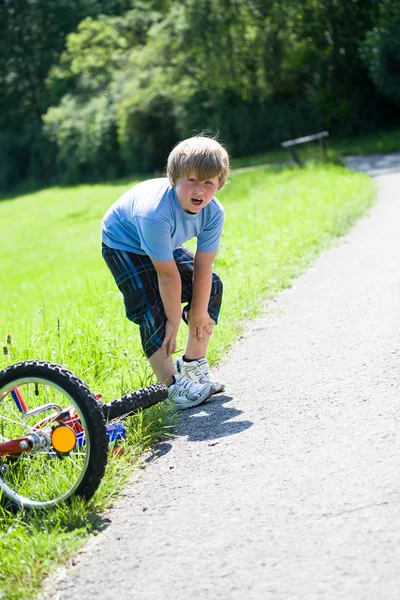 Jongen met een fiets — Stockfoto