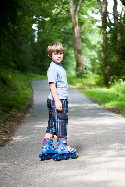 溜冰鞋的男孩 — 图库照片