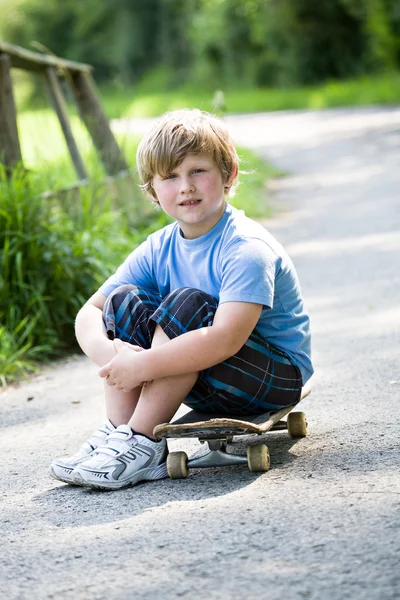 Мальчик со скейтбордом — стоковое фото