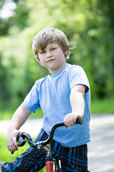 一辆自行车的男孩 — 图库照片