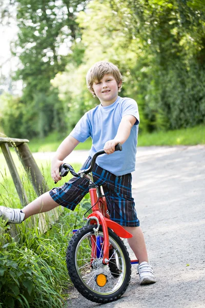 Menino com uma bicicleta — Fotografia de Stock