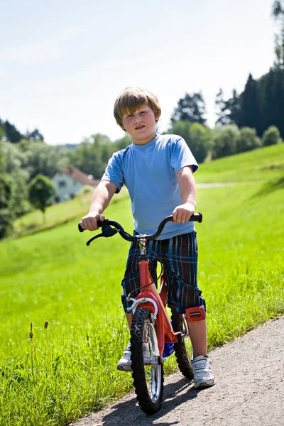 Pojke med en cykel — Stockfoto