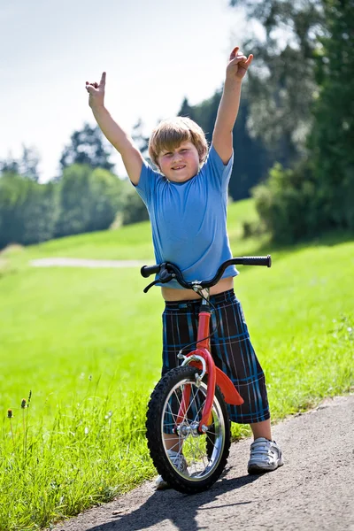 Pojke med en cykel — Stockfoto