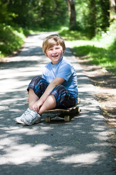 Niño con un scateboard —  Fotos de Stock