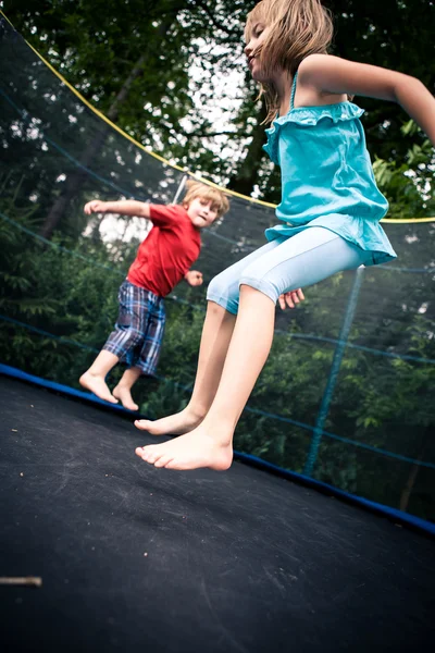 Springende Kinder — Stockfoto