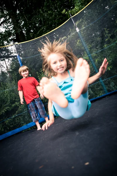 子供をジャンプ — ストック写真