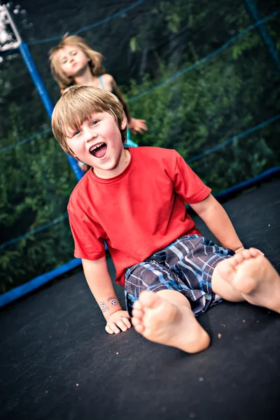 子供をジャンプ — ストック写真