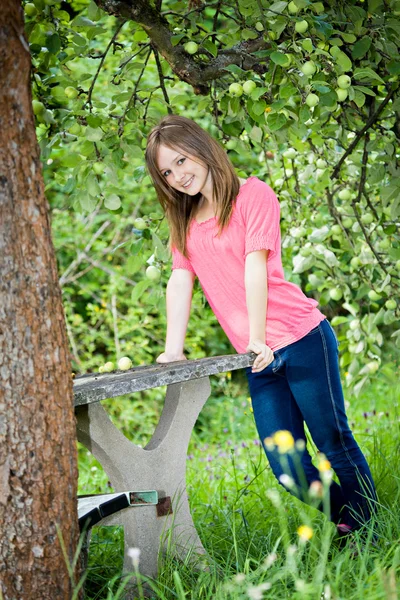林檎の木の下で十代の少女 — ストック写真