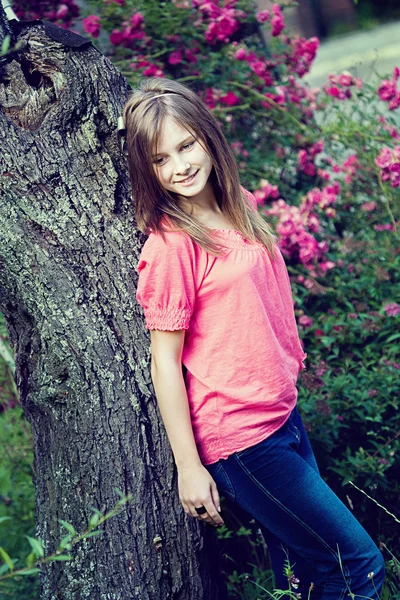 Adolescente chica en el manzano —  Fotos de Stock